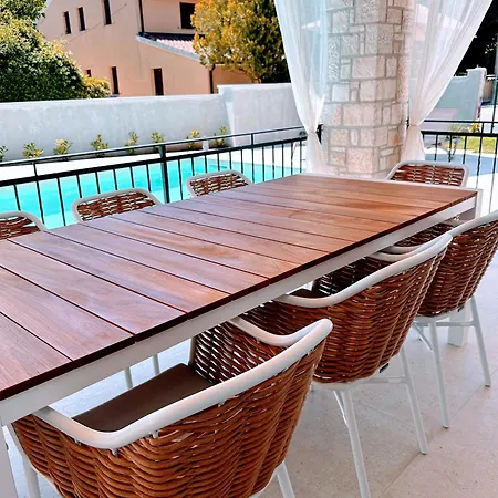 Oliva Tar Villa *